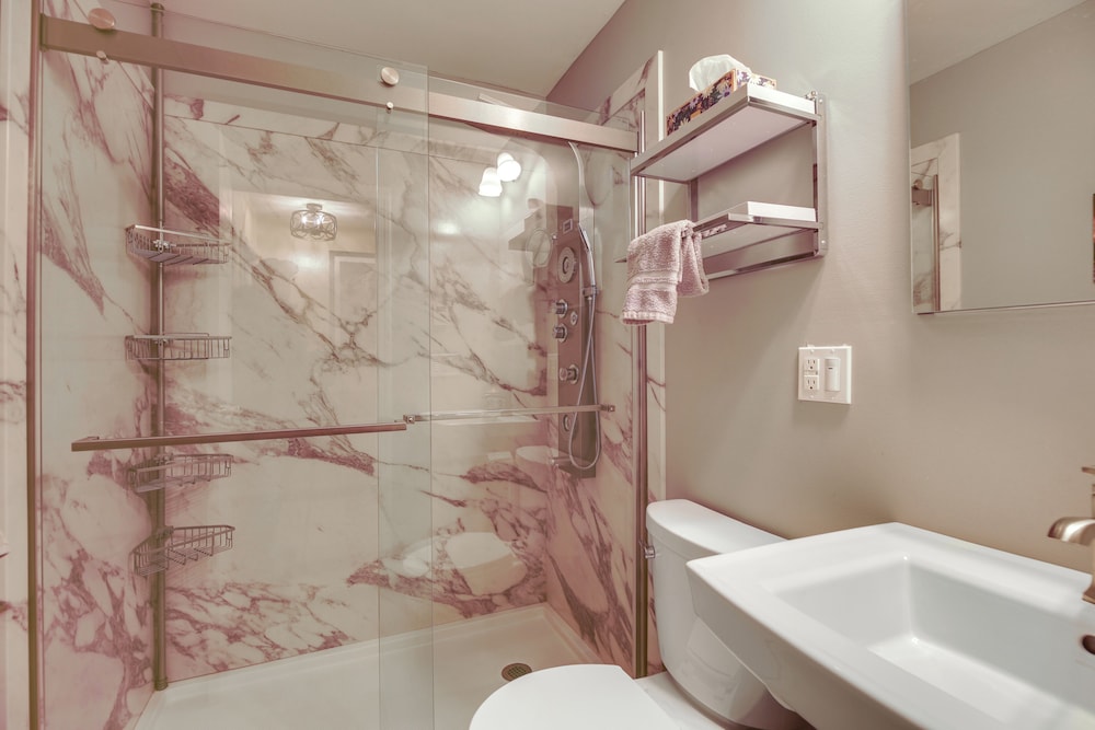 1 Mi to Sugarbush Resort: Dog-friendly Home!