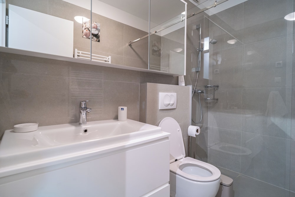Apartment Wing 77