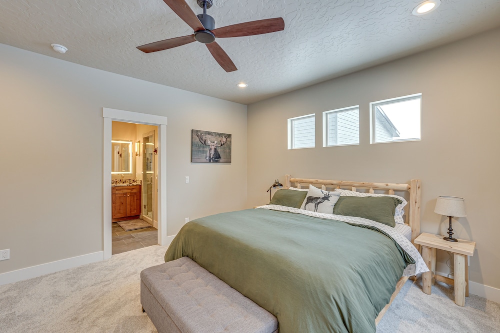 All-season Cabin: Hot Tub & Sauna in Donnelly view 4