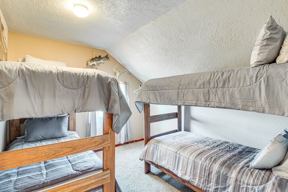 Expansive Mountain Home Rental w/ Yard & Fire Pit! view 5