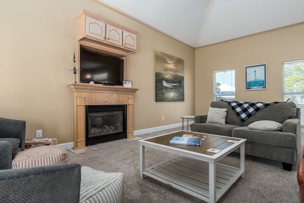 Breezy Decks - 601 Hernando Pl 4 Bedroom Home