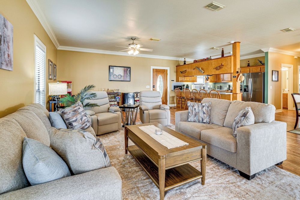 Private Pier, Porch! Quiet Lake Livingston Retreat