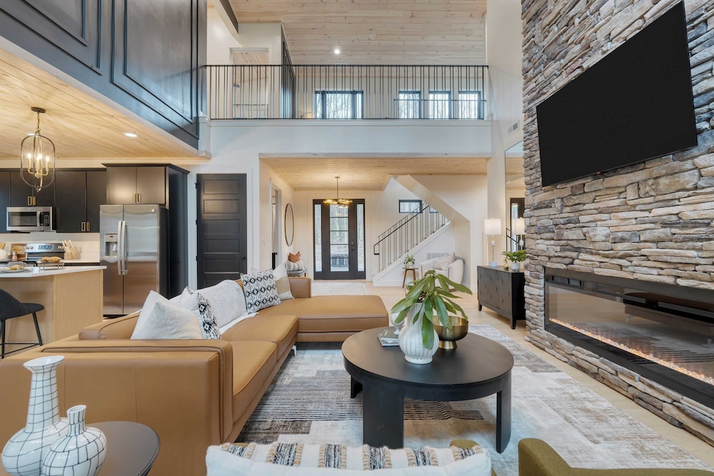 Kings Crown by Avantstay Indoor Pool, Hot Tub, Firepit, Theater All-season Retreat
