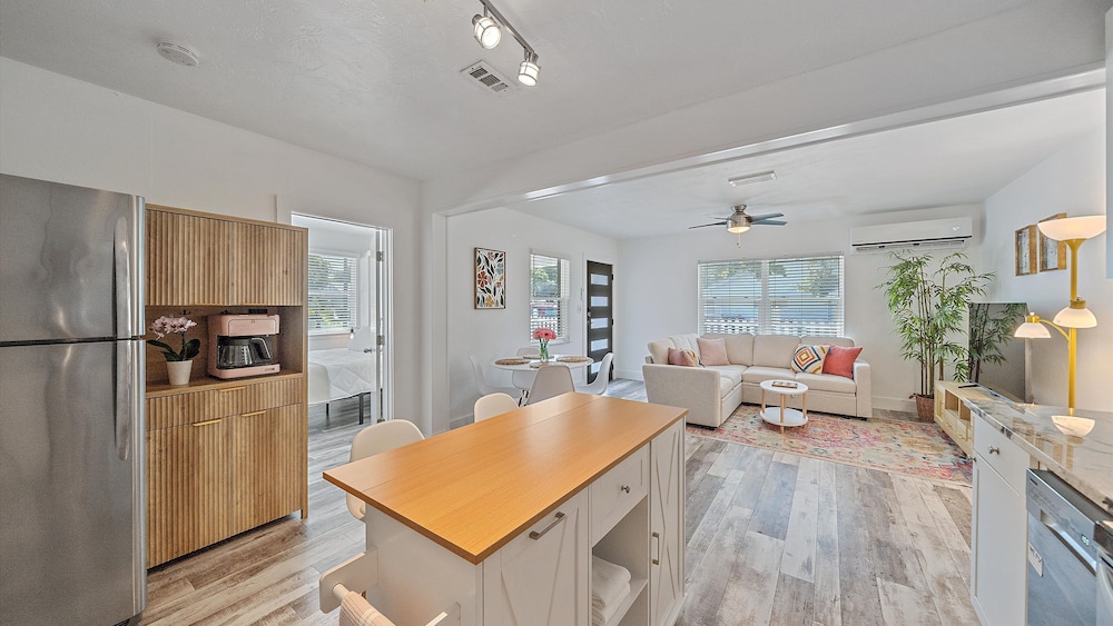 Urban Nest On 8th 4 Bedroom Home