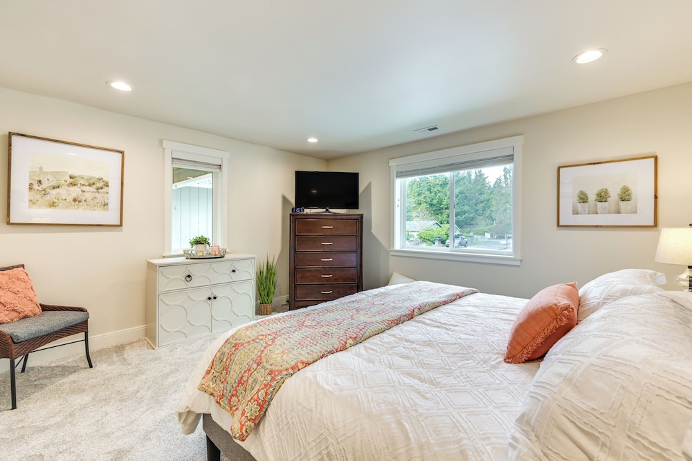 2 Mi to State Fair: Puyallup Home w/ Private Yard!