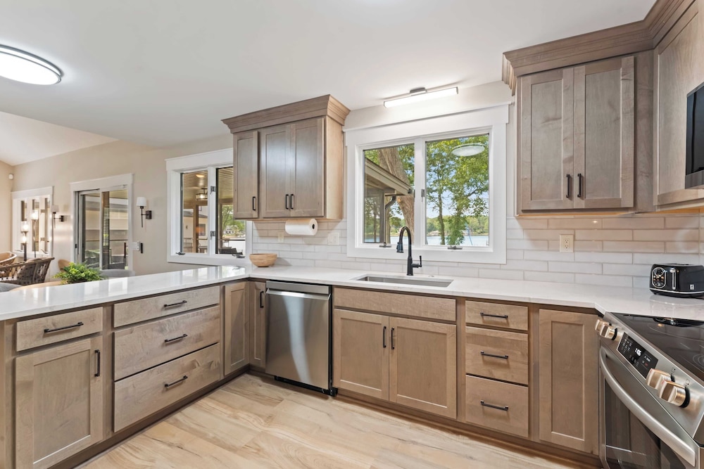 Lake Norman Waterfront Home w/ Covered Porch, Sunset Views & Easy Access to Dining, Shopping & Uptown Charlotte Adventures Sunsets on Shoreline