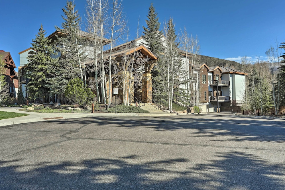 Luxury Loft in Avon w/ Pool + Hot Tub! view 5
