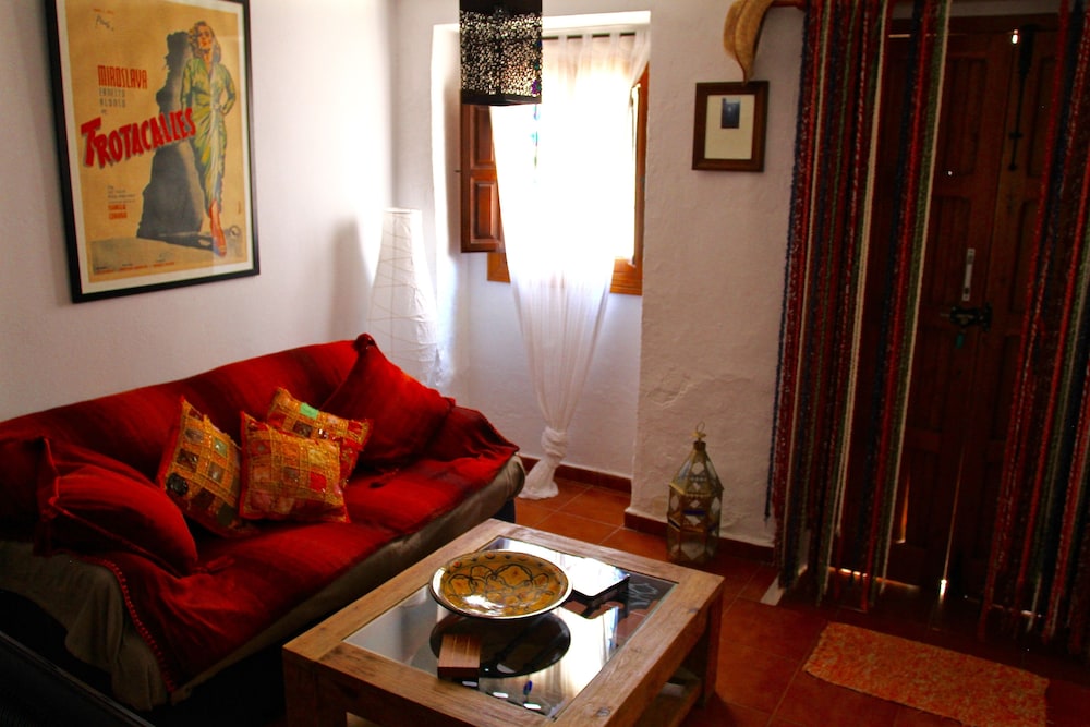 Cottage - Sleeps 4 - Pet Friendly - Patio