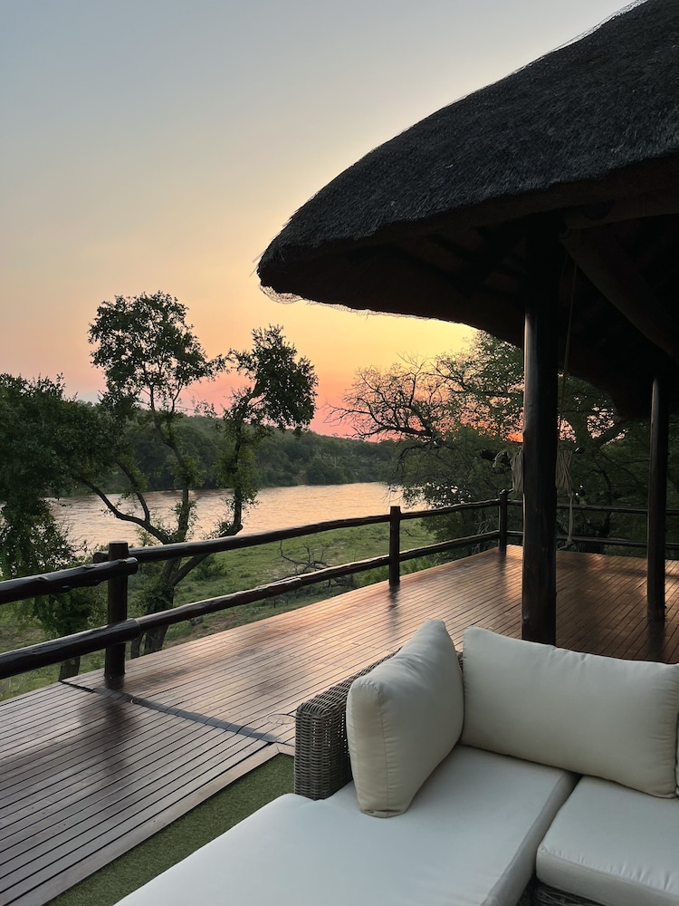 Nyati Safari Lodge