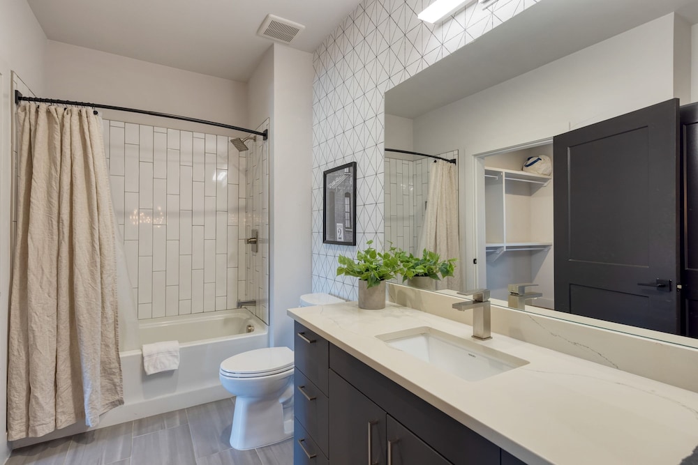 Honkey-tonk by Avantstay New Modern 2bdr in Walkable Midtown w Gym Pool