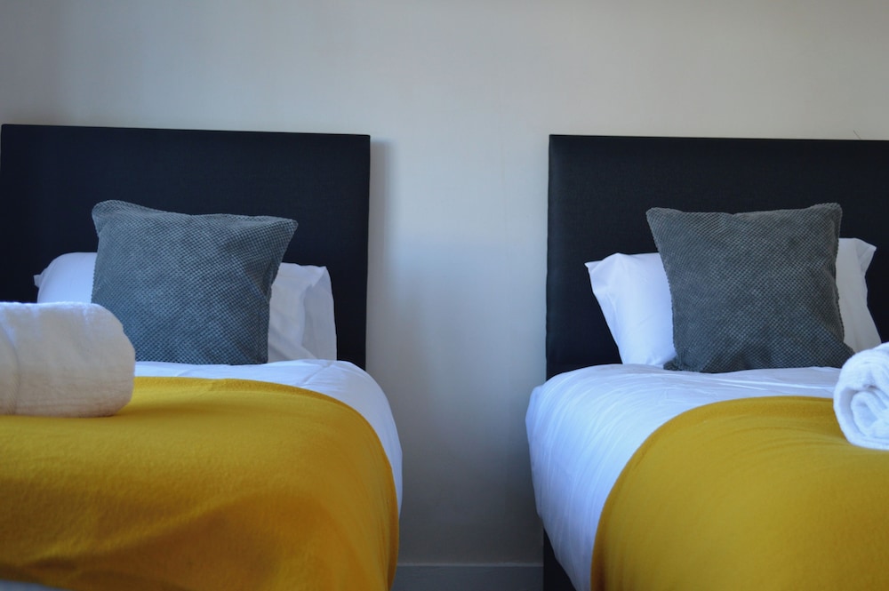 Colindale/sleeps7/privategarden/3br/freeparking/