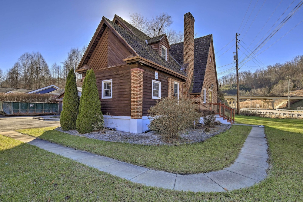Half-mi to Dawkins Rail Trail: Family Home w/ Yard view 3