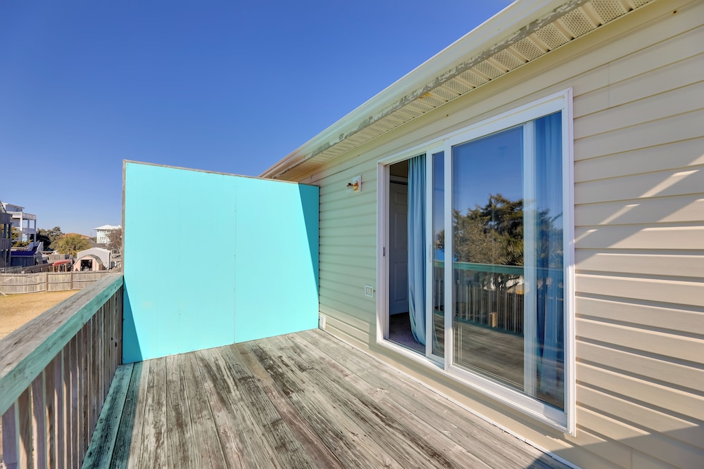 1/2 Mi to Atlantic Beach: Townhome w/ Balcony!
