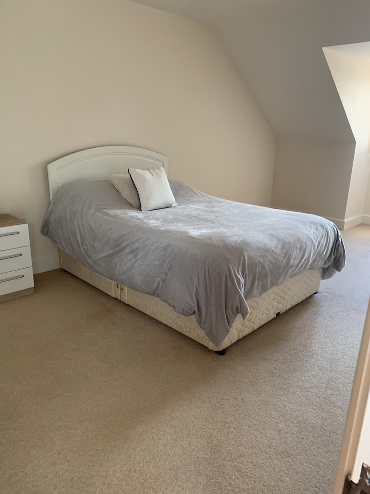 Captivating 4-bed House in West Wales view 5
