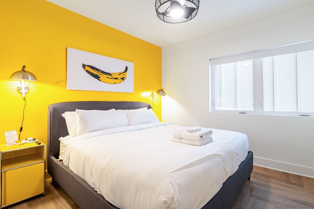 Dual Bachelor Pads w Rooftop Lounge Games Sleeps 26 5 Min to Broadway