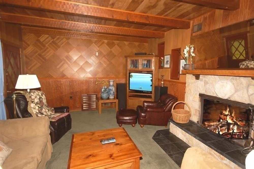 771 Lakeview Avenue 4 Bedroom Home by RedAwning