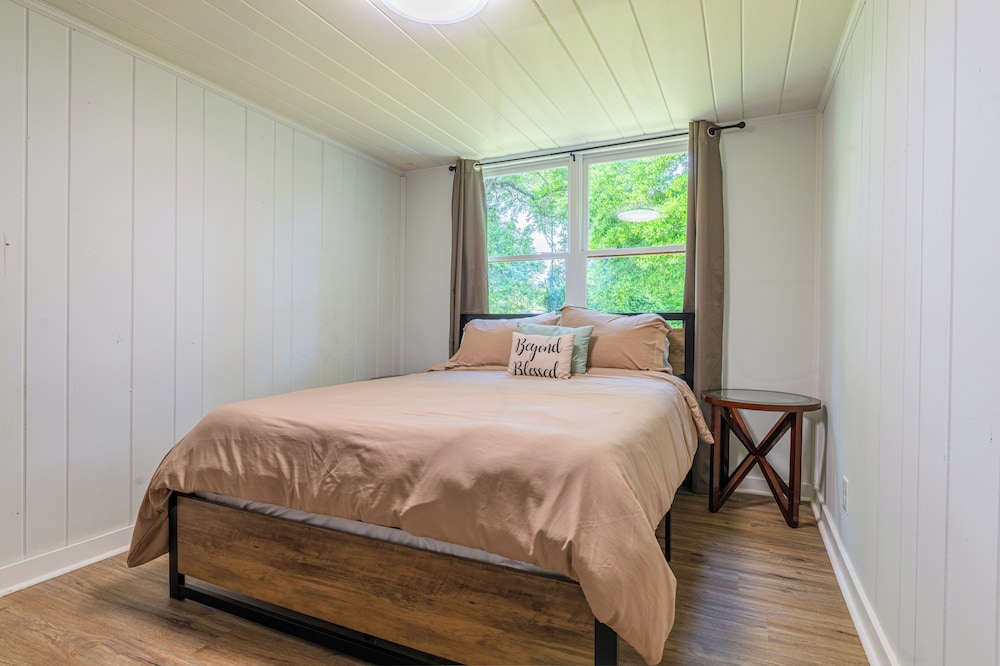 Modern Comfort - 1BR Cozy Retreat