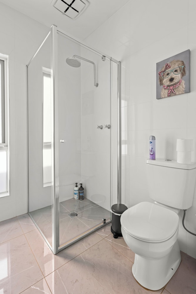 StayAU Contemporary 5BRM Families Home Point Cook