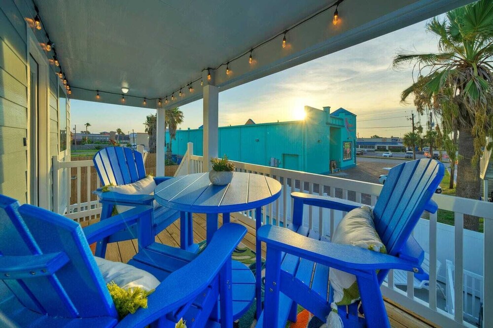 Sleeps 16 2 Homes, Priv Pool, Ping-pong 1block to Alister St. Shops & Dining