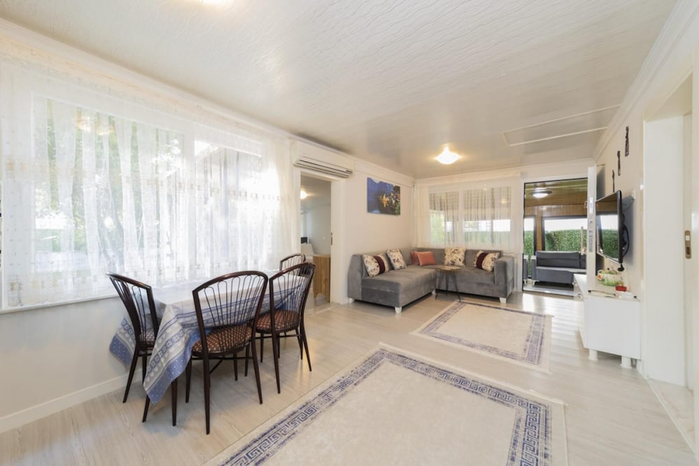 Villa With Private Pool Near Airport in Muratpasa