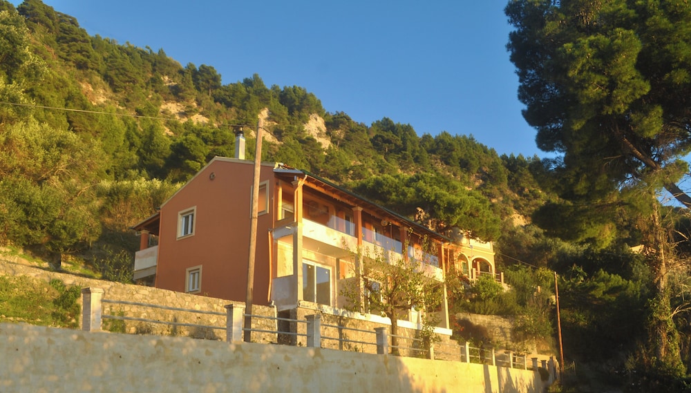 La Casa di Kosta Luxury Apartment, Kontogialos Beach, sea Views