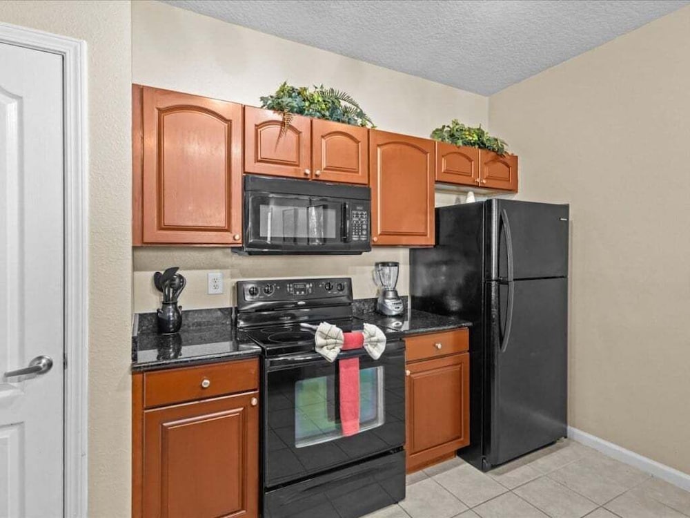 Beautiful 1st Floor Condo In Gated Cane Island, Close To Parks 2 Bedroom Condo