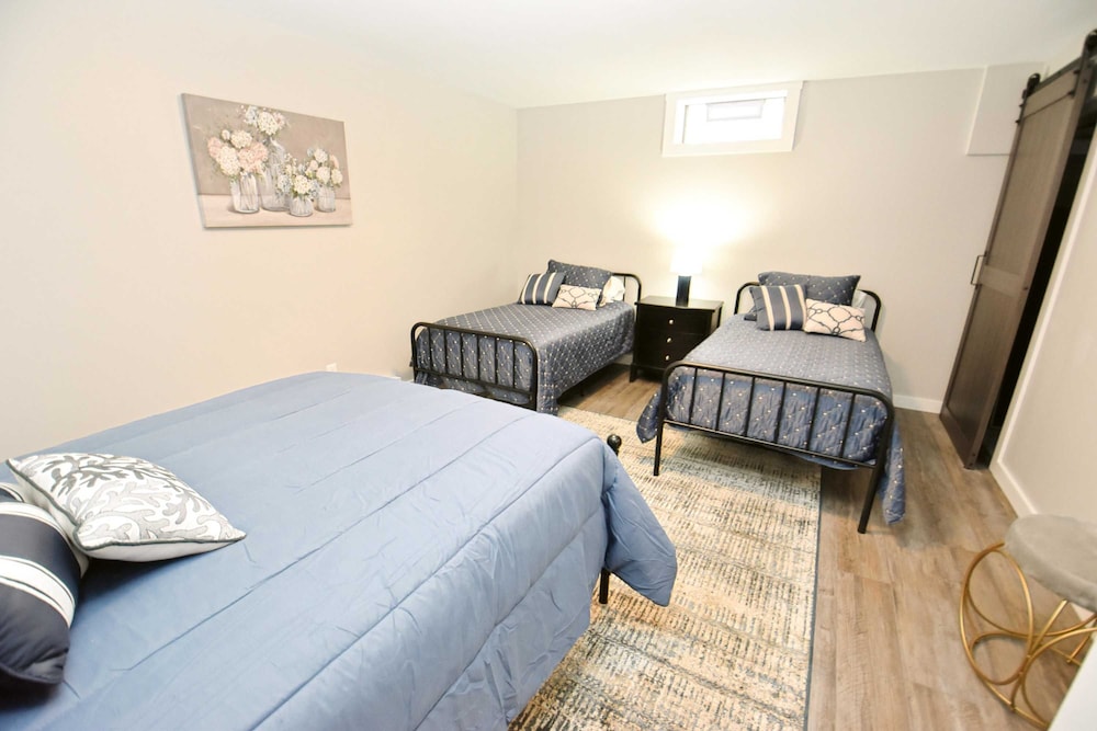 Modern 5 Bedroom Home Sleeps up to 12 15 min Walk to ND 2329