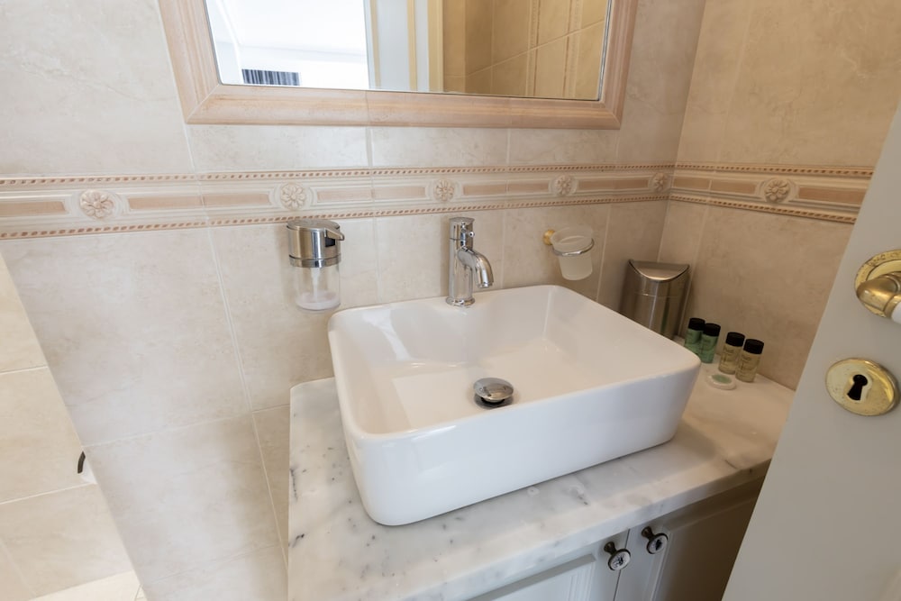Massive 2-apartment Combo Unbeatable Acropolis Views Sleeps 9