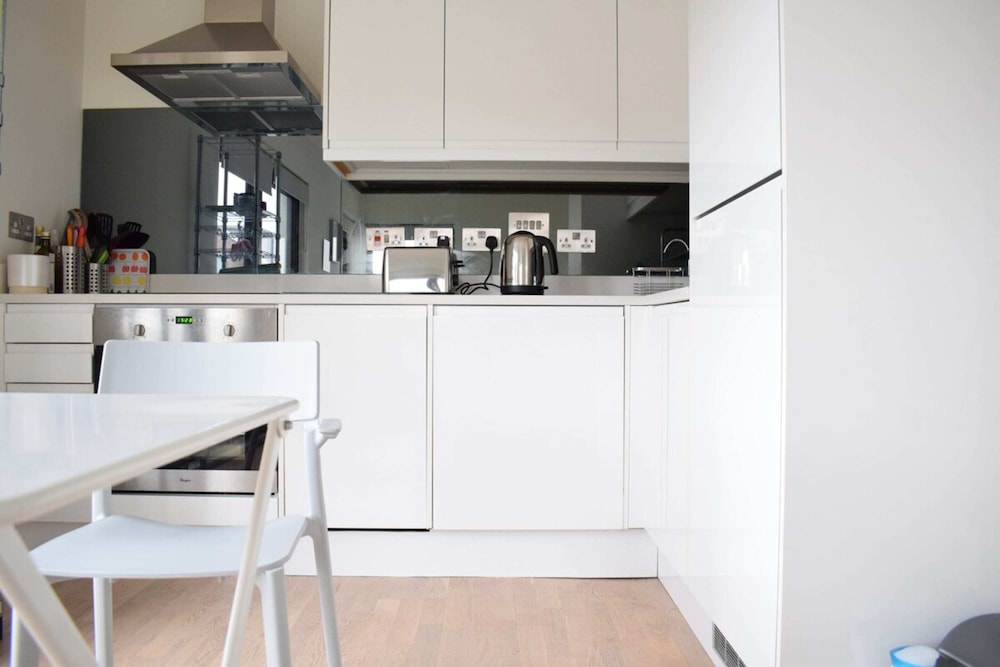 Bright 1 Bedroom Flat in North London With Balcony