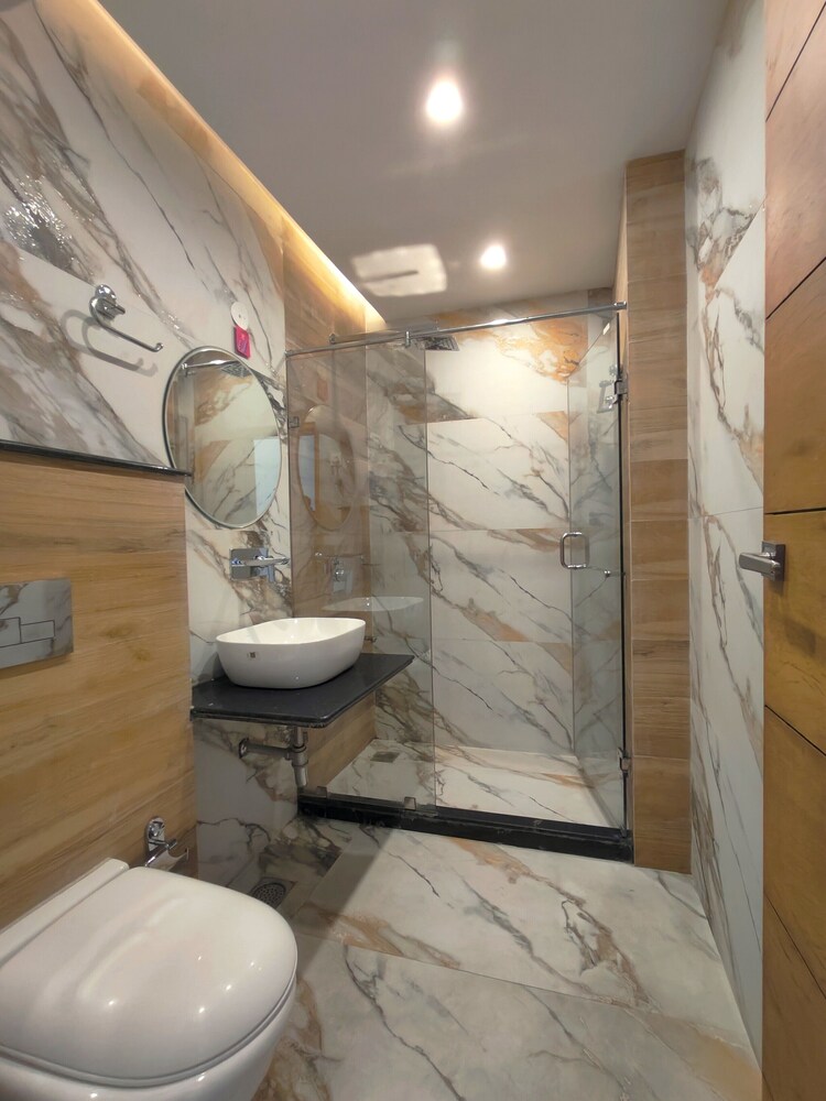 Luxury Inn by Stotrak Hotels