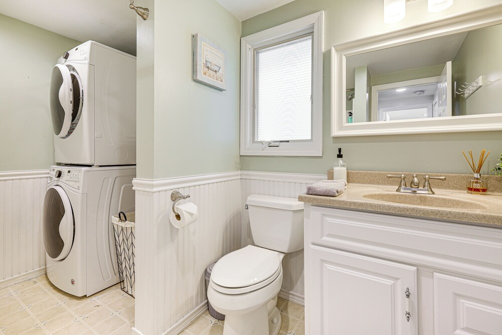 3 Mi to Mashpee Commons: Family Home w/ Fireplace