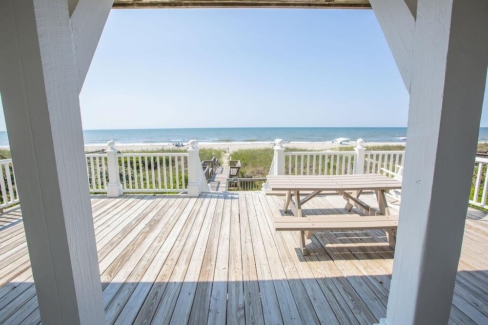 Paw-paw's Place 6 Bedroom Home by RedAwning