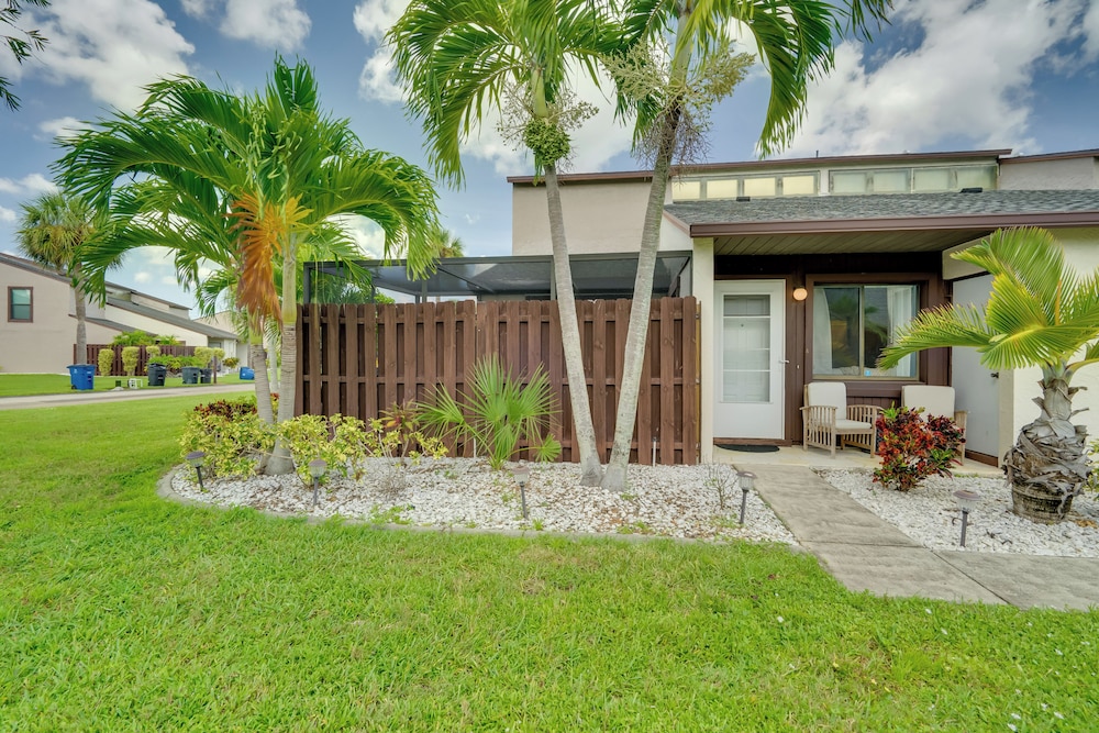7 Mi to River District & Beach: Fort Myers Retreat