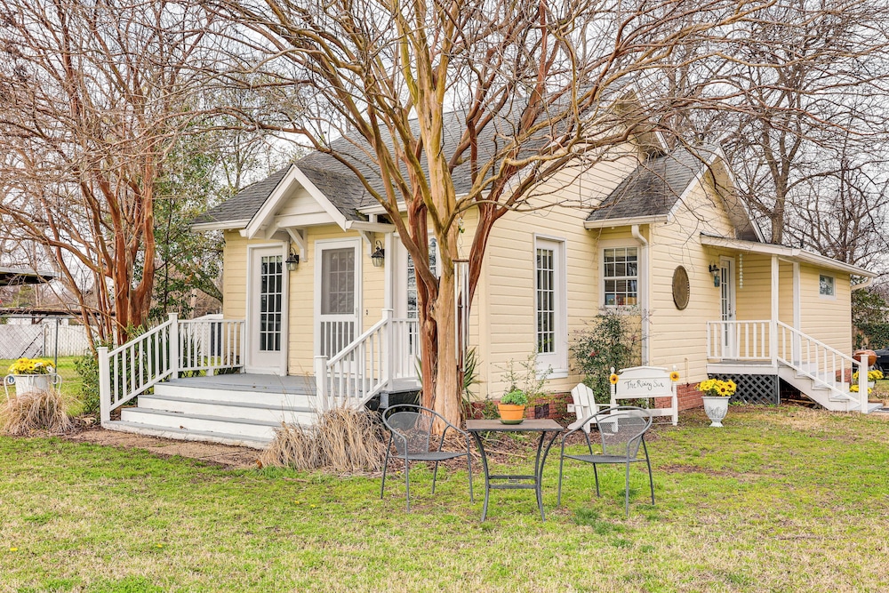 Walk to Lake Chicot: Cottage w/ Yard & Views!