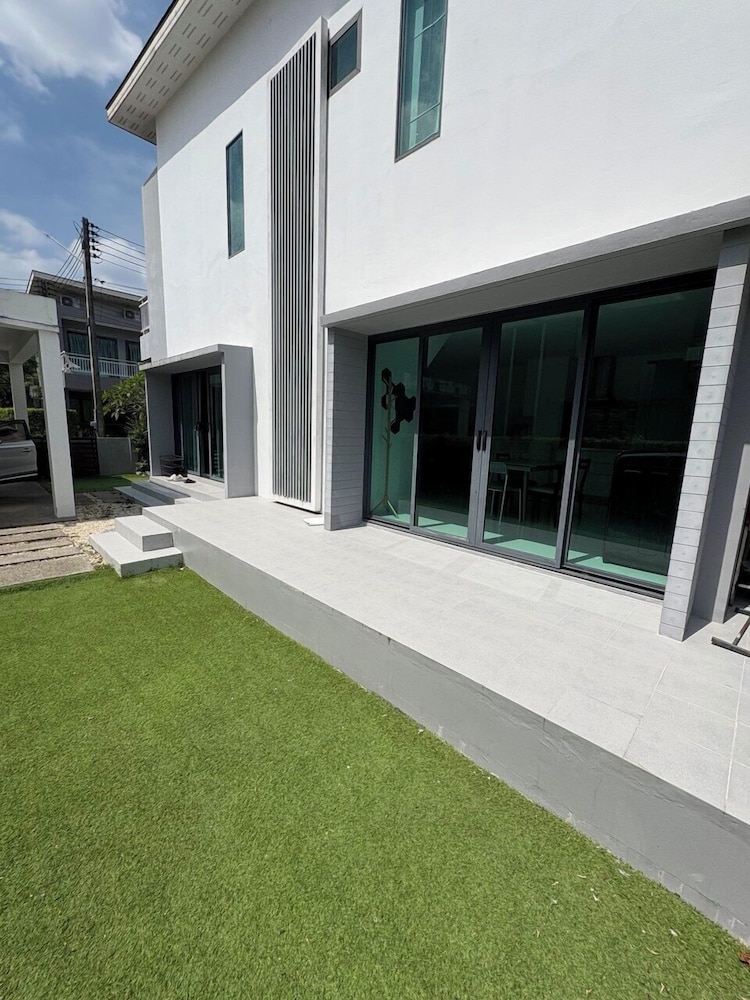 East BangtaoVille Townhouse
