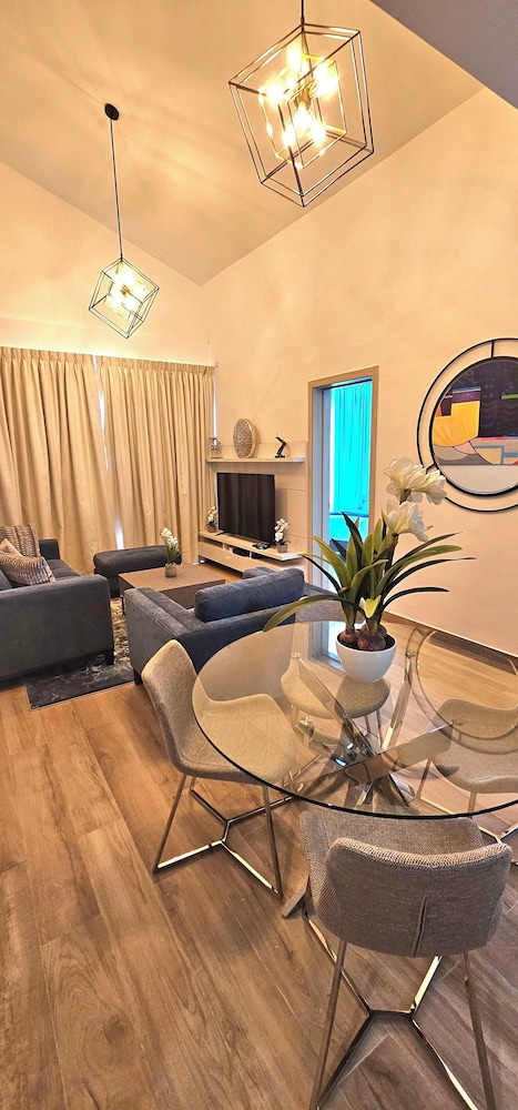 The Beach Spacious 2 Bedroom 2 Bath Apartment on top Floor With Stunning Views