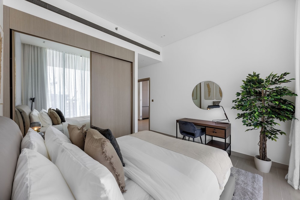 Chic 1BR Retreat with Pool & Balcony JVC