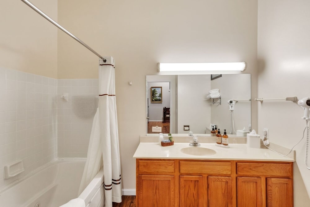3rd Floor Front Side Corner Penthouse Suite - 304 by Grand Wood Suites