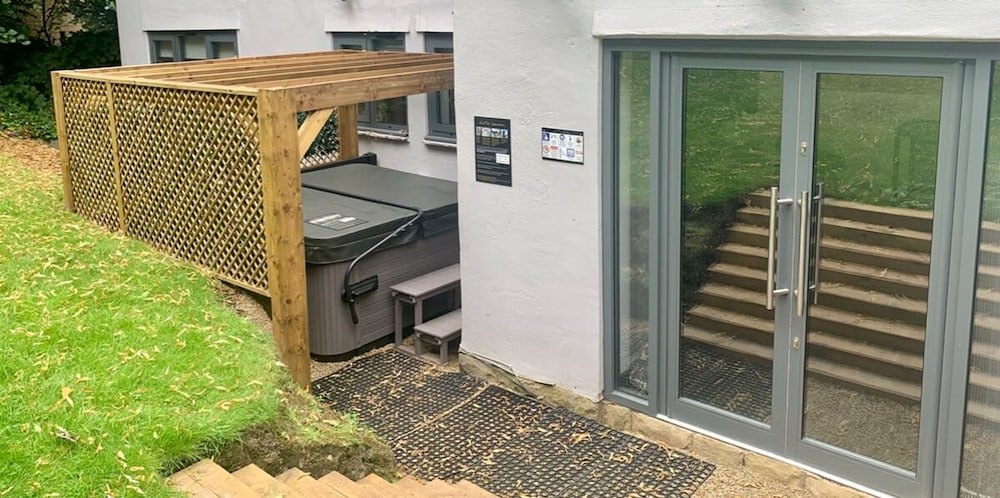 The Headingley House Leeds - Hot Tub - Sleeps Up to 12 view 3