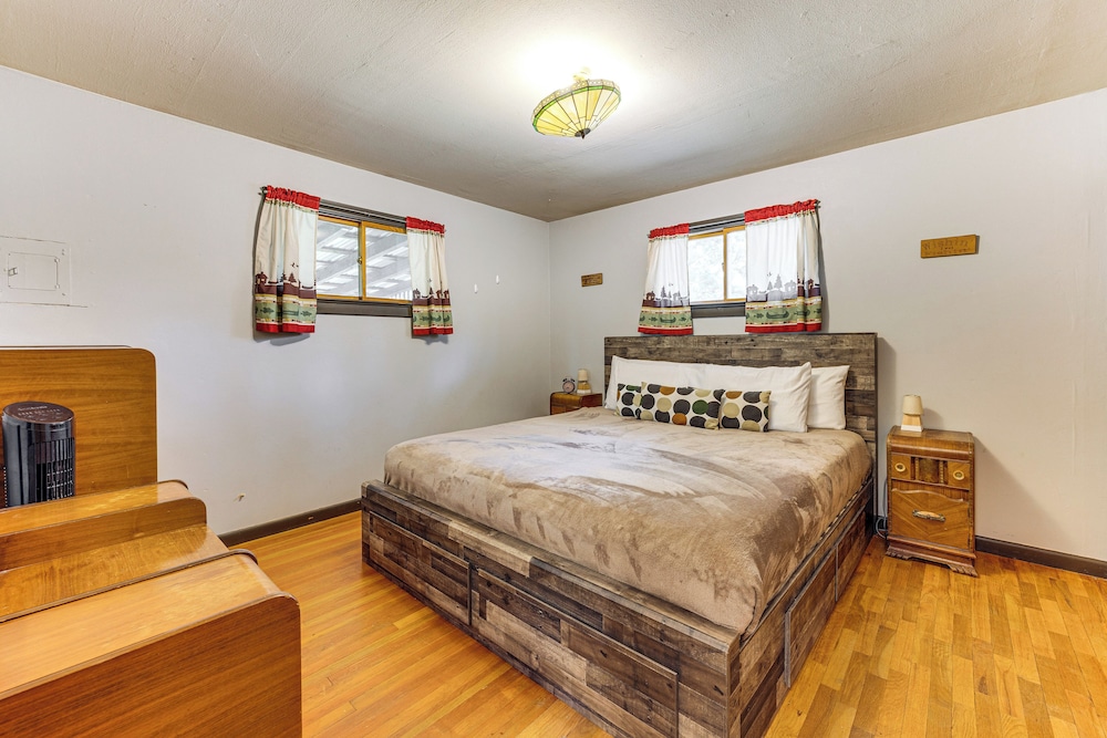 1 Mi to Town: Woodland Park Home w/ Yard!