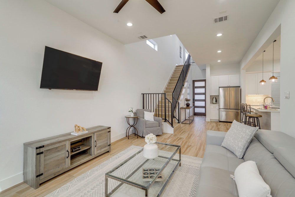 Sleek Home w/ Screened Patio & Yard in Houston!