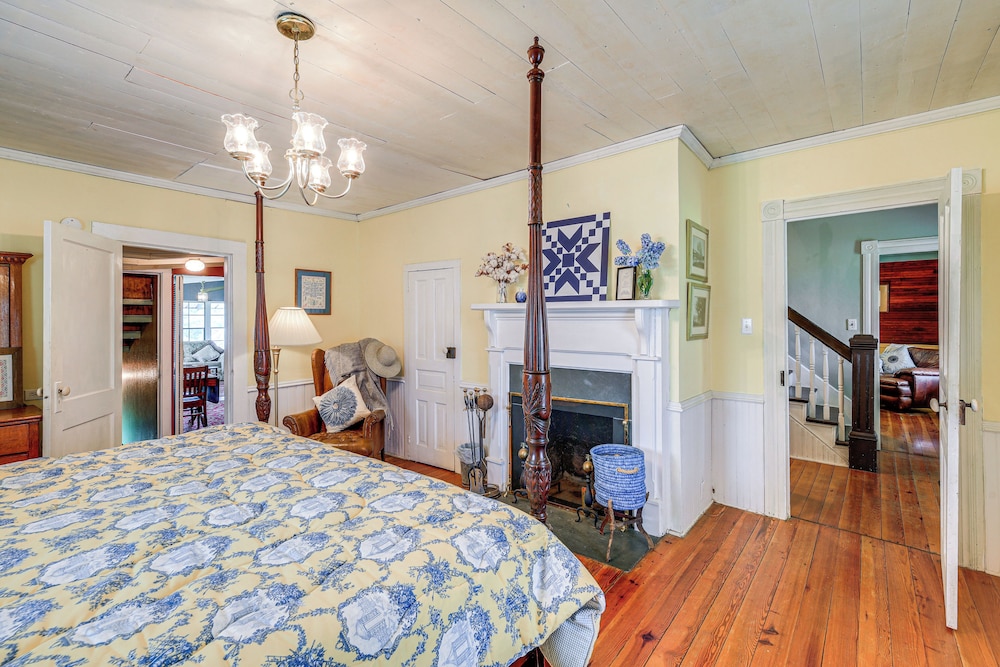 Near Blue Ridge Parkway: Galax Home w/ Mtn Views!