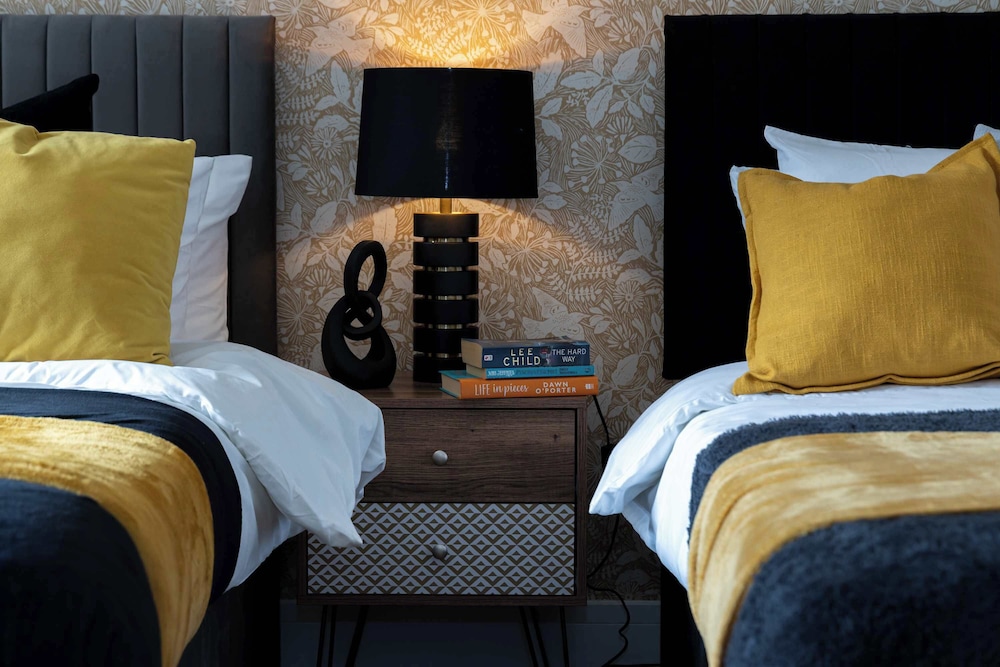 Spacious Apartment Near MCR Airport