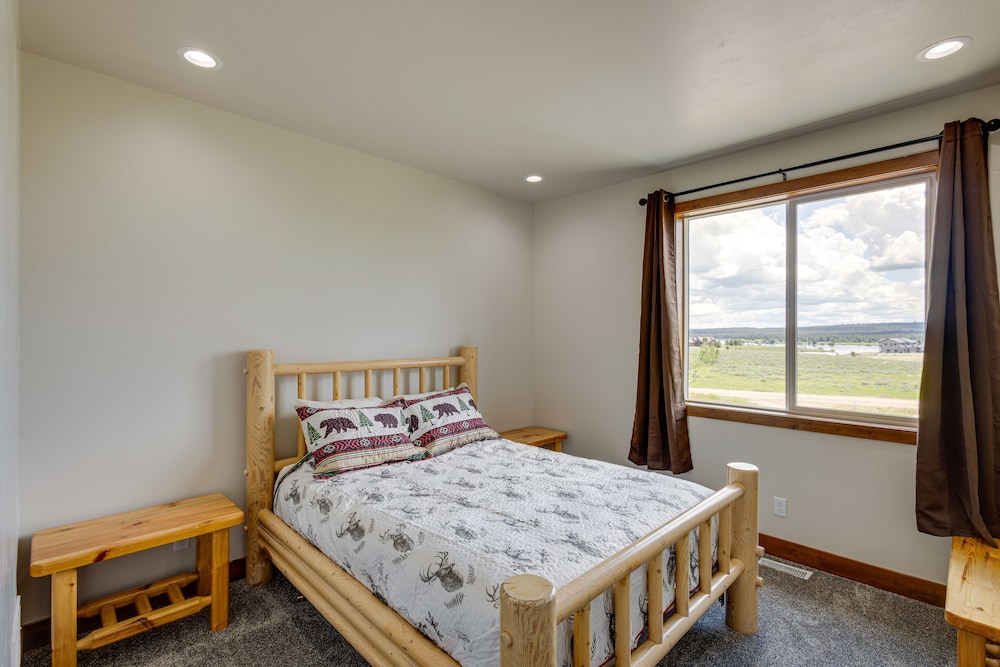 Mountain-view Island Park Cabin Near Outdoor Rec! view 5