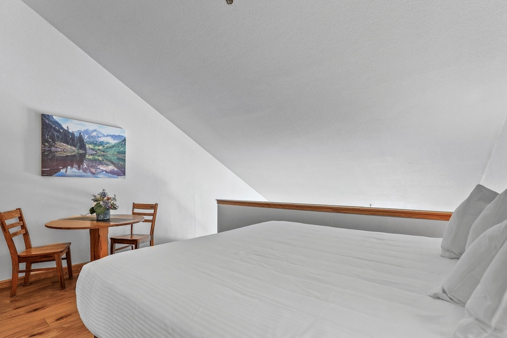 Sierra Cabin Condo â Sun Meadows 1 Bedroom + Loft 1 Condo by RedAwning view 4