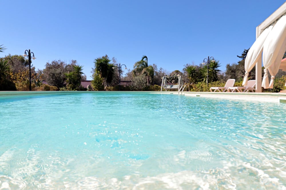 Villa Velisia - Con Ampia Piscina E Campo Da Gioco Privato
