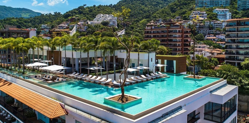 Stylish King-bed Unit - Pool - Ocean View - Gym