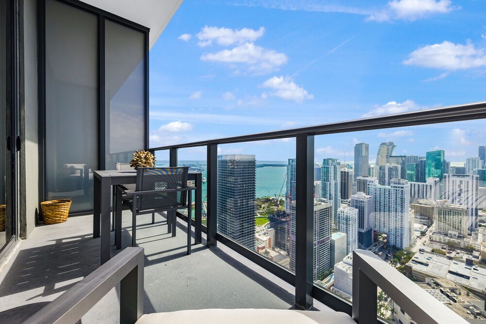 Lux Studio W City Views and Pool