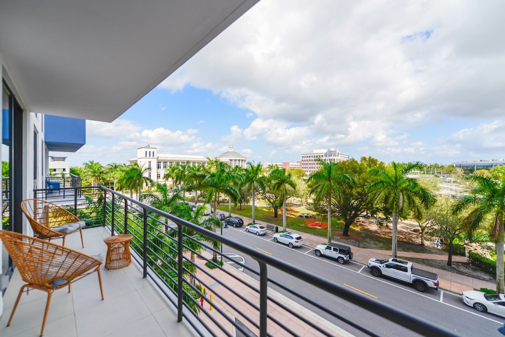 Cozy apt from Downtown Doral Park