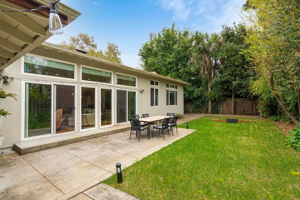 Cozy Modern House in Palo Alto